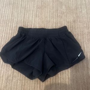 Lululemon black hotty hot shorts 2.5"